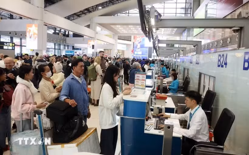 At Noi Bai International Airport (Photo: VNA)