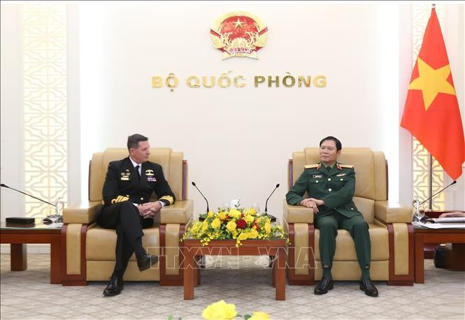 General Nguyen Tan Cuong (R), Chief of the General Staff of the Vietnam People’s Army and Deputy Minister of National Defence, receives Australian Chief of Navy Vice Admiral Mark Hammond in Hanoi on January 30 morning. (Photo: qdnd.vn)