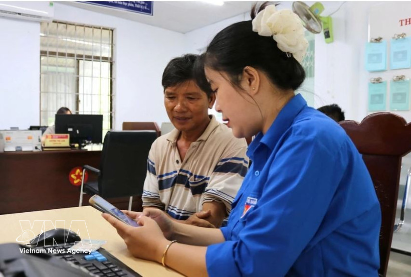 Young people introduce and guide local residents in Ha Tinh province on how to use the "i-HaTinh" digital citizen application. (Photo: VNA)