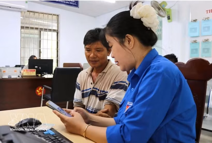 Young people introduce and guide local residents in Ha Tinh province on how to use the "i-HaTinh" digital citizen application. (Photo: VNA)