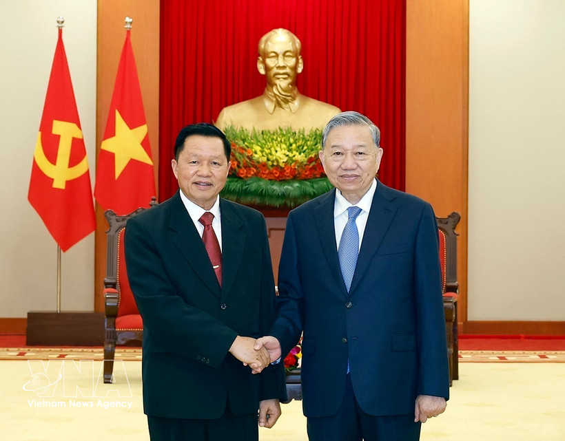 Party General Secretary To Lam (right) receives Lao Minister of Public Security Vanthong Kongmany in Hanoi on March 20. (Photo: VNA)