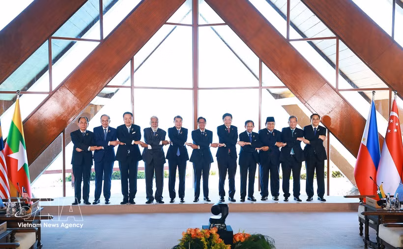 Prime Minister Le Minh Hung (fifth, left) and the heads of delegations attend the retreat session of the 48th ASEAN Summit in Cebu, the Philippines, on May 8 (Photo: VNA)