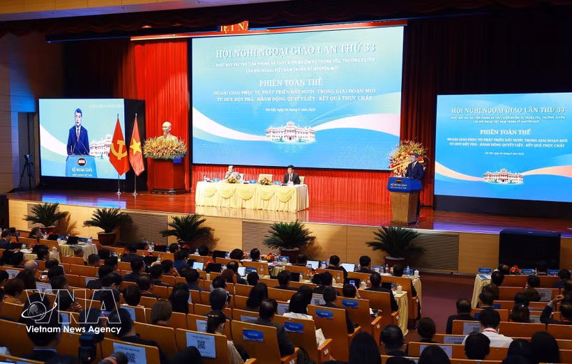 The plenary session of the 33rd Diplomatic Conference on August 4 (Photo: VNA)