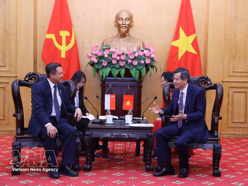 Politburo member and President of the Ho Chi Minh National Academy of Politics Doan Minh Huan (R) and Lee Hong Chuang, Member of Parliament from Singapore’s People’s Action Party, at their meeting in Hanoi on June 9. (Photo: VNA)