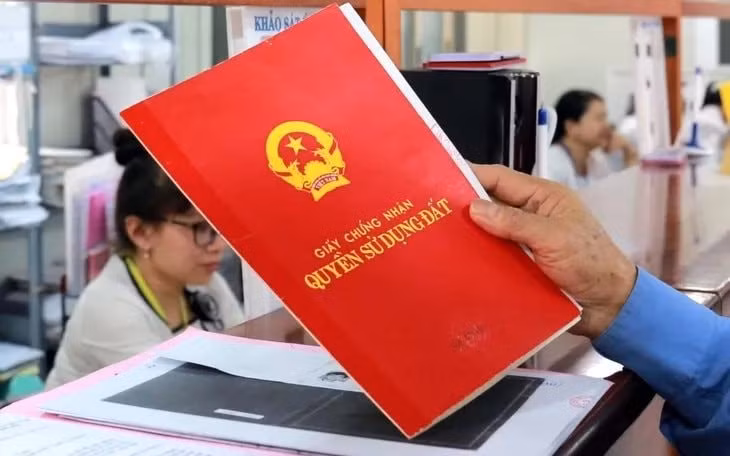 A land use rights certificate. (Photo: cafebiz.vn)