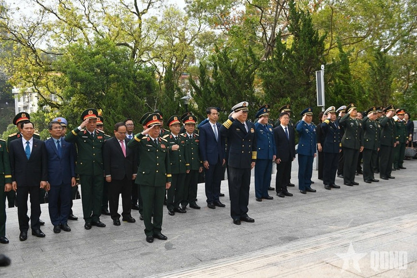 Vietnamese Minister of National Defence General Phan Van Giang and his Chinese counterpart Senior Lieutenant General Dong Jun attend a wreath-laying ceremony at the memorial dedicated to fallen revolutionary soldiers of Vietnam and China, located in the China – Vietnam Friendship Park in Dongxing city, on March 19. (Photo: qdnd.vn)