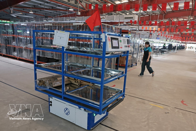 Robots automatically transport materials from the warehouse to the production line at Maxport Limited Vietnam (Photo: VNA)