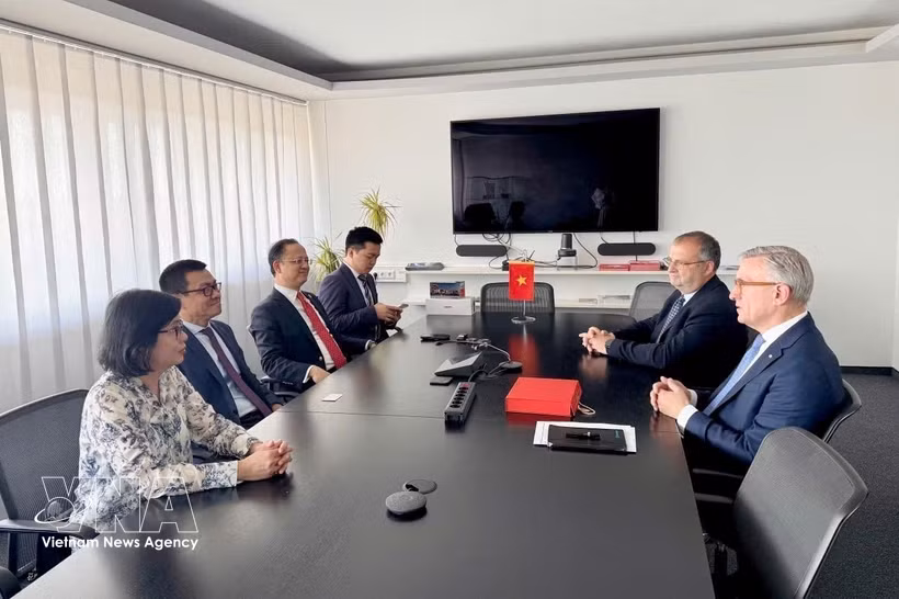 Ambassador Ve Le Thai Hoang and Vice Chairman of the Vietnam - Austria Friendship Association Nguyen DoTung Cuong discuss with the leaders of Rosenbauer Group about areas of bilateral cooperation. (Photo: VNA)