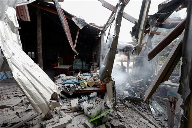 A house in Surin province, Thailand, is destroyed during the border conflict between Thailand and Cambodia on December 11, 2025. (Photo: Xinhua/VNA)