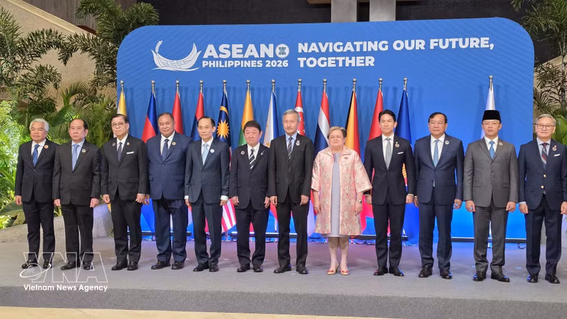 ASEAN+3 foreign ministers pose for a group photo ahead of the meeting. (Photo: VNA)