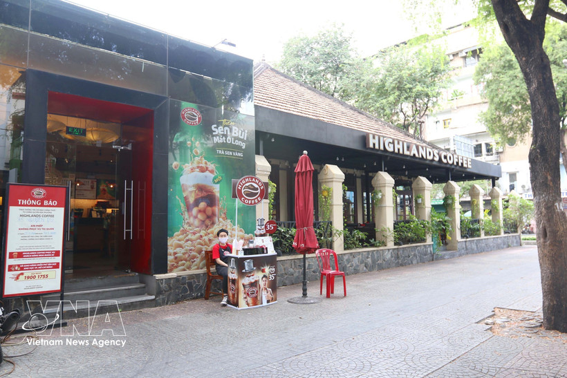 Highlands Coffee, controlled by Jollibee Foods Corporation, operates approximately 928 outlets by the end of 2025, mainly in Vietnam. (Photo: VNA)