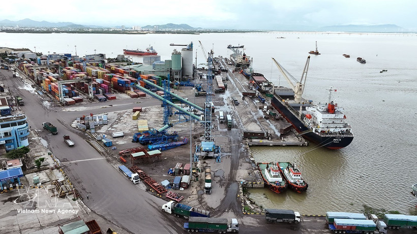 Loading goods for delivery at Quy Nhon Port in Gia Lai province (Photo: VNA)