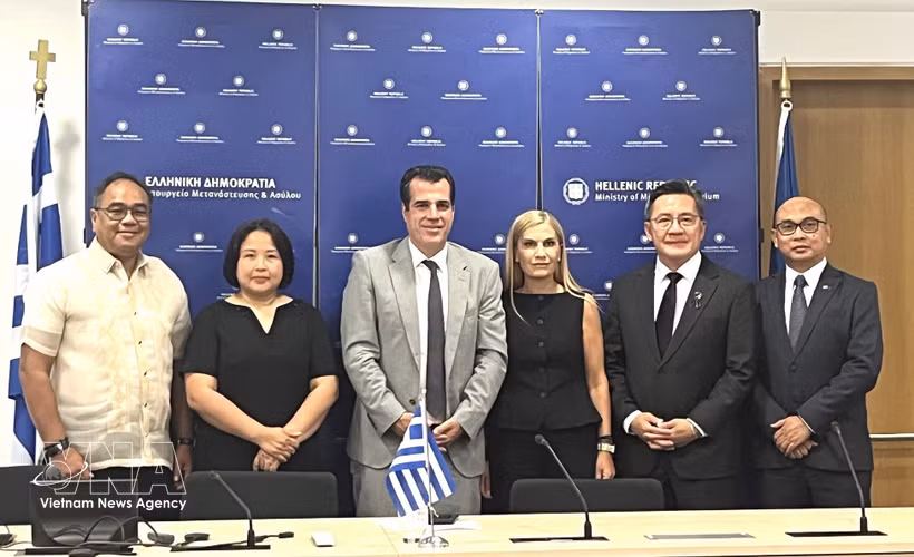 Vietnamese Ambassador to Greece Pham Thi Thu Huong (second from left) and representatives of other ASEAN countries at the meeting with Greek Minister of Migration and Asylum Athanasios Plevris (third from left). (Photo published by VNA)