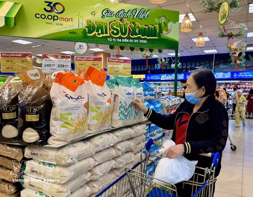 A woman shops at the Vietnamese goods section of Co.opmart Ly Thuong Kiet supermarket in Ho Chi Minh City. (Photo: VNA)