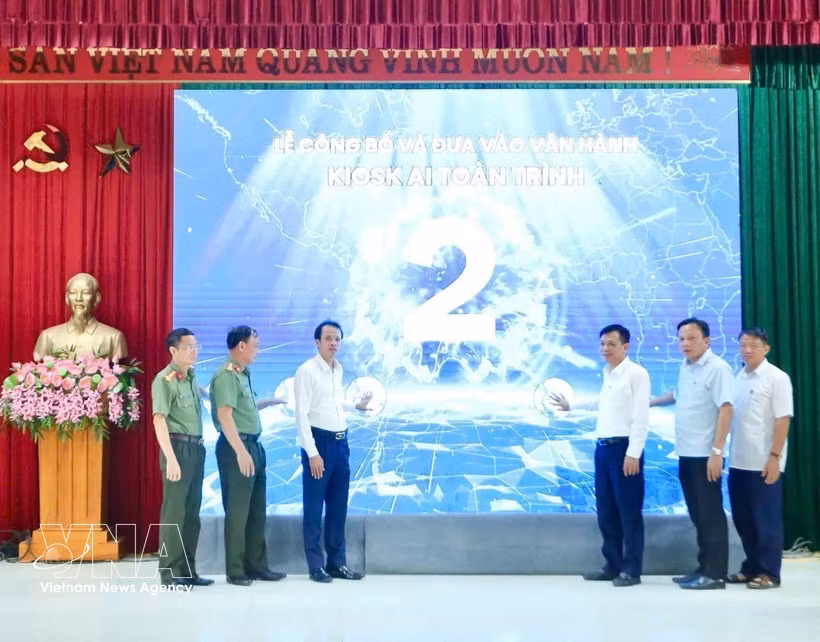 Delegates launch the AI-powered kiosk system for public administrative services in Dong Tien commune, Thanh Hoa province. (Photo: VNA)