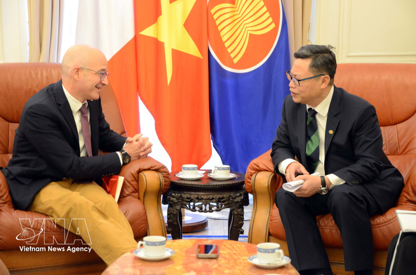 Vietnamese Ambassador to France Trinh Duc Hai (R) holds talks with Frédéric Cheneau, Vice President for International Business Development at Assystem, on March 16 to discuss cooperation in nuclear power. (Photo: VNA)