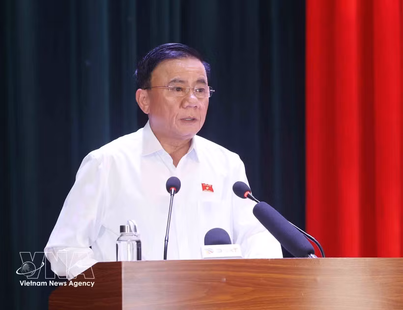 Politburo member and Permanent member of the Party Central Committee’s Secretariat Tran Cam Tu speaks at a meeting with voters in the central city of Da Nang (Photo: VNA)