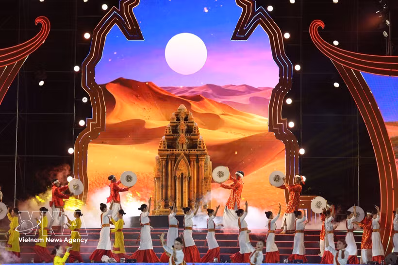Cham artists perform at the festival. (Photo: VNA)