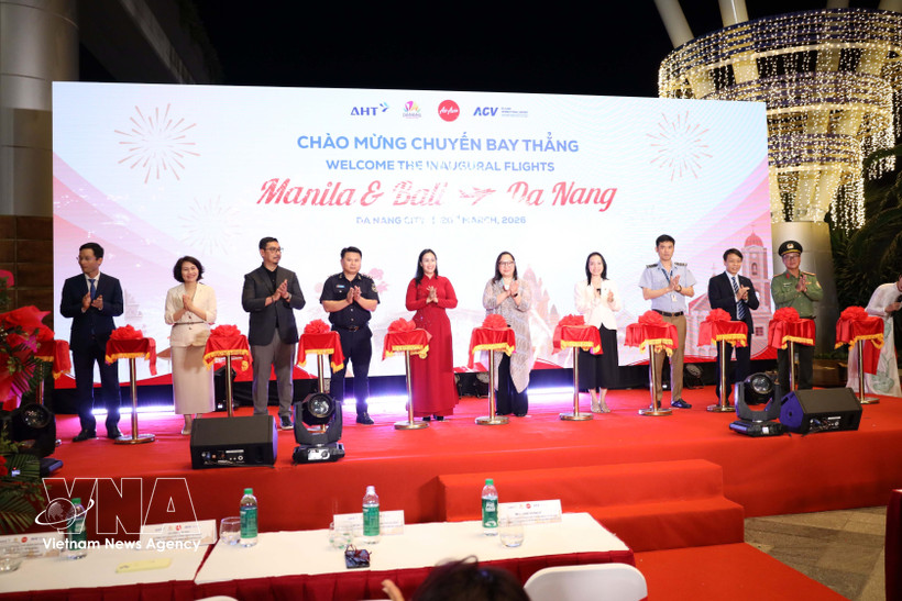 Da Nang city leaders and delegates at the ceremony to inaugurate two new international flight routes from Manila and Bali to Da Nang. (Photo: VNA)