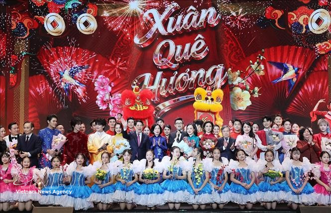 President Luong Cuong, his spouse, delegates and artists at the special Spring Homeland Art Programme 2026. (Photo: VNA)