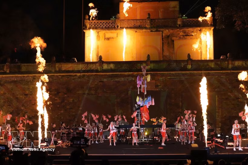 A vibrant cultural exchange at the Thang Long imperial citadel. (Photo: VNA)