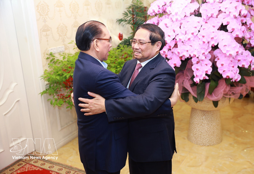 Prime Minister Pham Minh Chinh (right) and former General Secretary Nong Duc Manh (Photo: VNA)