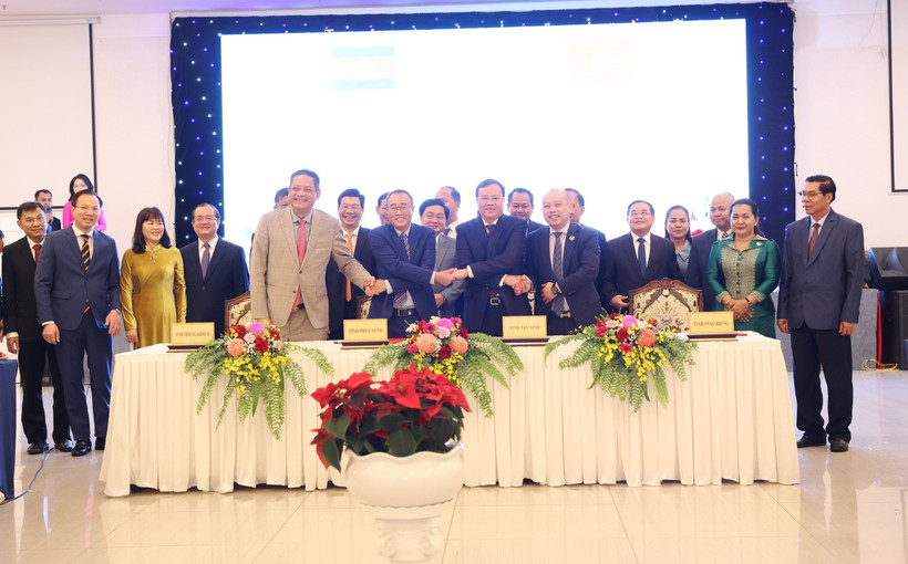Leaders of Tay Ninh and the Cambodian provinces of Tbong Khmum, Svay Rieng and Prey Veng at the signing ceremony. (Photo: VNA)