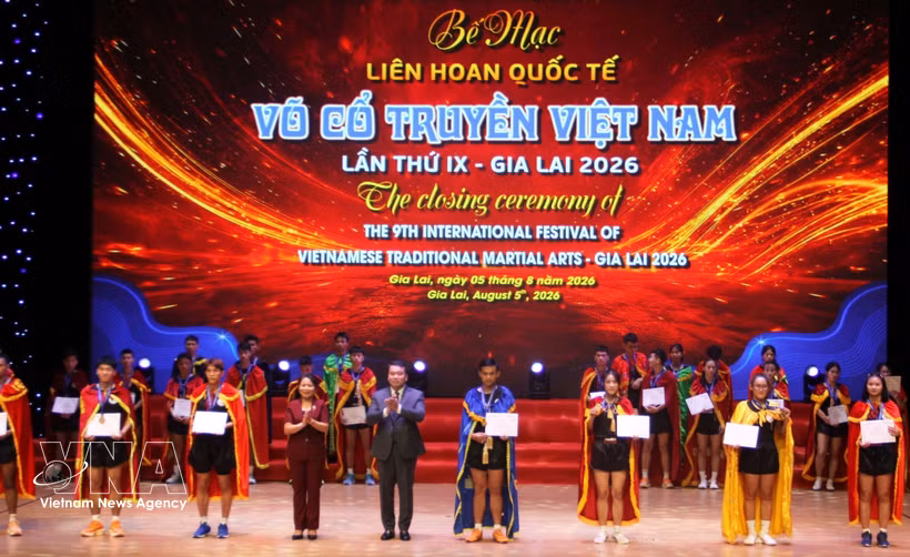 The organising committee presents awards to outstanding martial artists at the festival. (Photo: VNA)