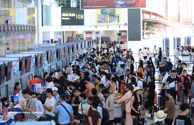 People queue to check in at the Noi Bai International Airport in Hanoi. (Photo: VNA)