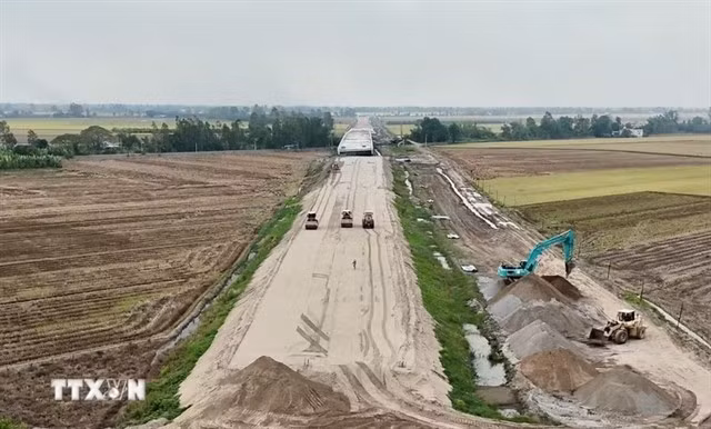 Rather than relying solely on exports and consumption, Vietnam is increasingly turning to investment and infrastructure to sustain growth. (Photo: VNA)