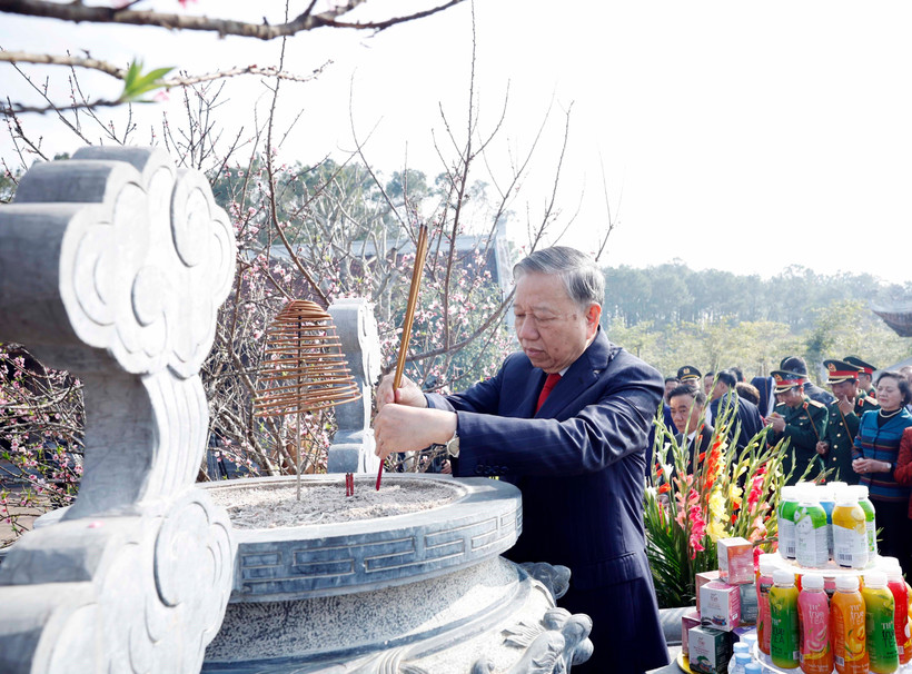 Party General Secretary To Lam offers incense to President Ho Chi Minh at Chung Son temple (Photo: V NA)