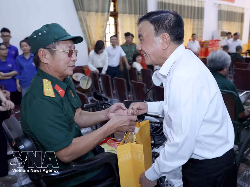 Politburo member and Permanent member of the Party Central Committee’s Secretariat Tran Cam Tu presents gifts to wounded and sick veteran soldiers who are cared for at Nghe An War Invalids Nursing Centre in the central province of Nghe An. (Photo: VNA)