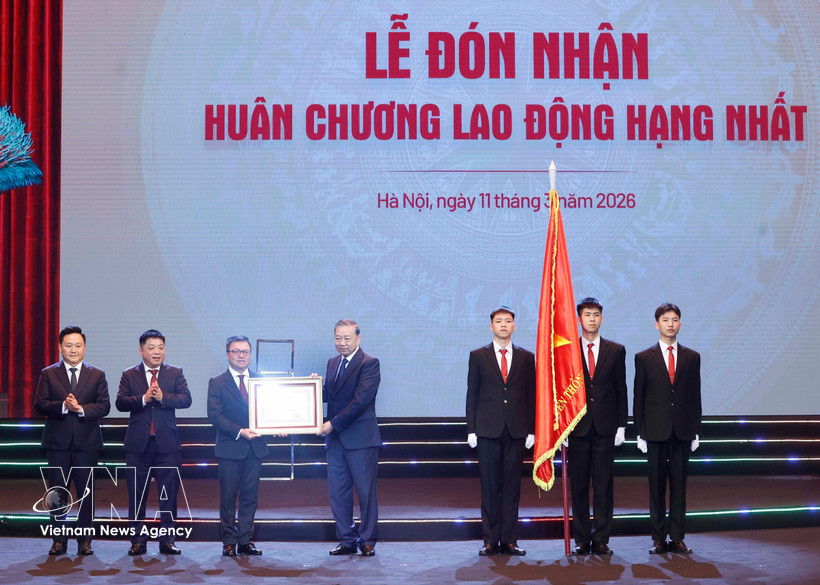 Party General Secretary To Lam presents Nhan Dan newspaper with the first-class Labour Order on March 11. (Photo: VNA)