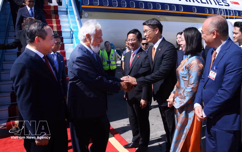 Prime Minister of Timor-Leste Kay Rala Xanana Gusmão arrives in Hanoi's Noi Bai International Airport on June 7 afternoon, beginning his official visit to Vietnam and attendance at the third ASEAN Future Forum (AFF) (Photo: VNA)
