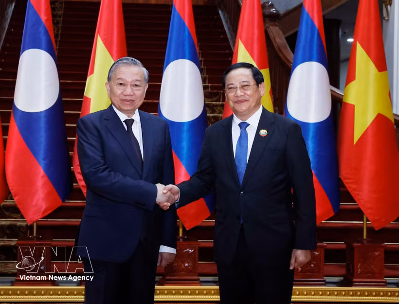 Party General Secretary To Lam (L) meets with Lao Prime Minister Sonexay Siphandone in Vientiane on December 1, 2025 (Photo: VNA)