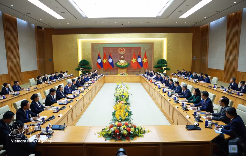 Prime Minister Le Minh Hung and his visiting Lao counterpart Sonexay Siphandone have talks in Hanoi on June 7 (Photo: VNA)