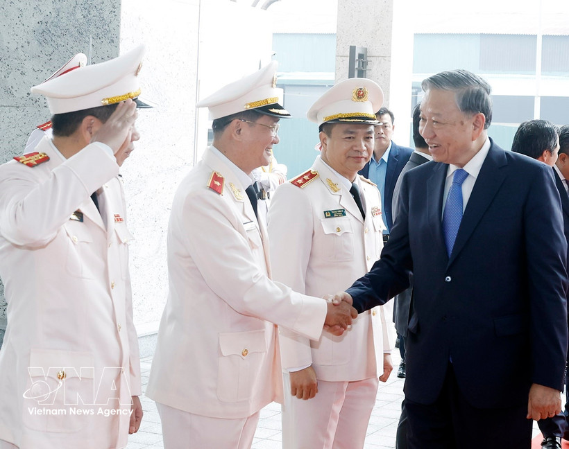 Party General Secretary To Lam and officers of the Ministry of Public Security’s Investigation Security Agency (A09) during his visit to the unit on February 26. (Photo: VNA)