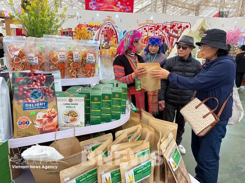 Shoppers at the first Glorious Spring Fair (Photo: VNA)