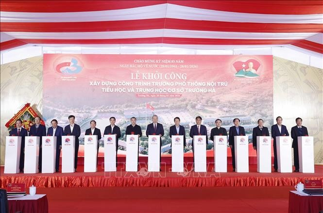 Party General Secretary To Lam (central) on January 28 attends the ground-breaking ceremony for the Truong Ha Boarding Primary and Secondary School in Truong Ha commune, the northern province of Cao Bang. (Photo: VNA)