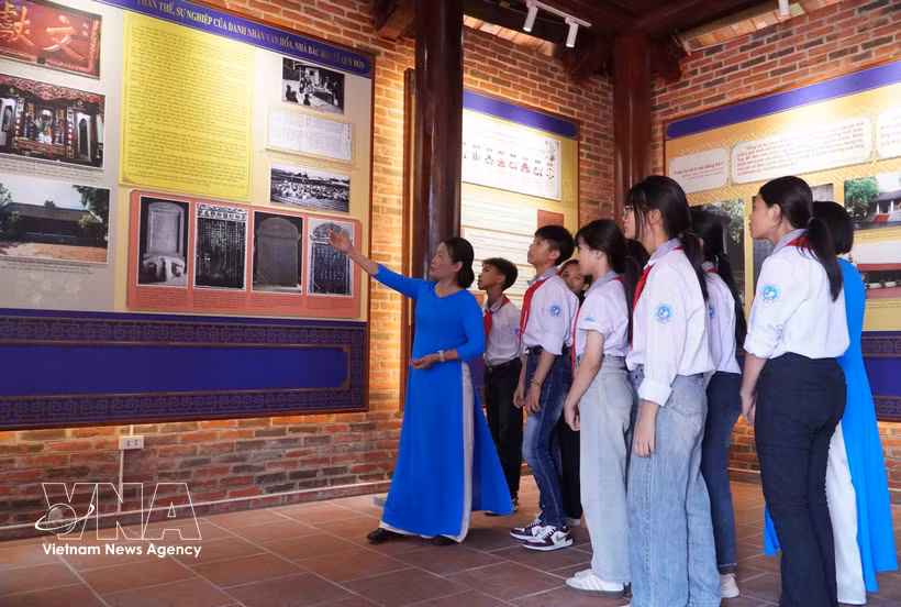Students and teachers explore the legacy of scholar Le Quy Don (Photo: VNA)