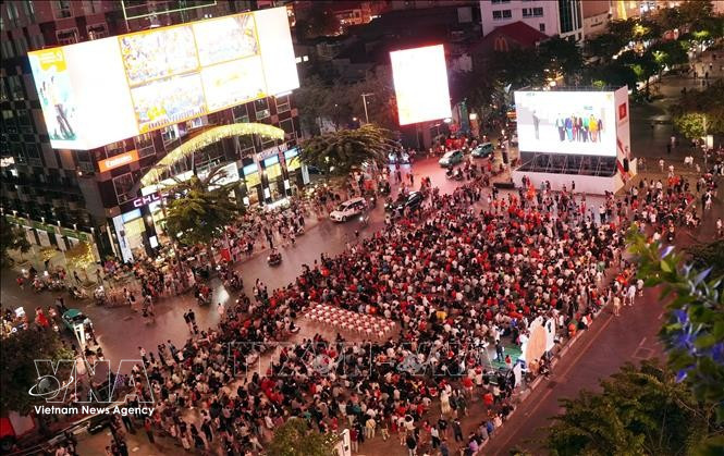 A crowd gather at an event on Nguyen Hue pedestrian street in Ho Chi Minh City. (Photo: VNA)