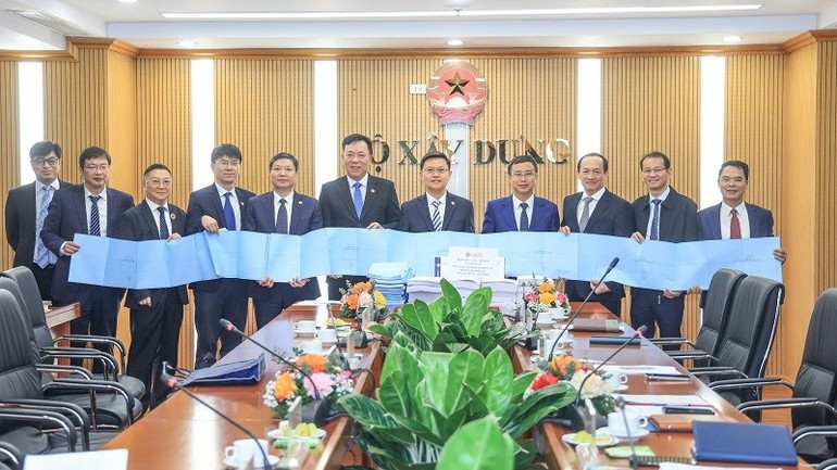 The Chinese side hands over the draft preliminary feasibility study report for the Lao Cai – Hanoi – Hai Phong railway project to Vietnam’s Ministry of Construction at the meeting (Photo: nhandan.vn)
