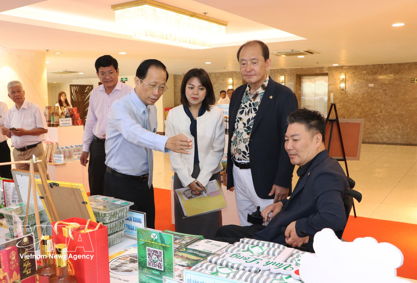 A Vinh Long official introduces signature local products to Korean guests. (Photo: VNA)