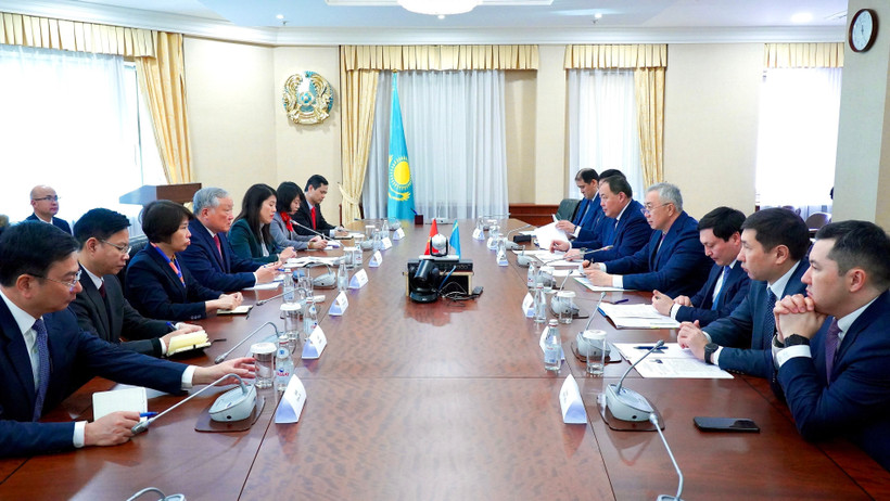 The Vietnamese Government delegation holds a working session with the Deputy Prime Minister and Minister of National Economy of Kazakhstan. (Photo: VNA)