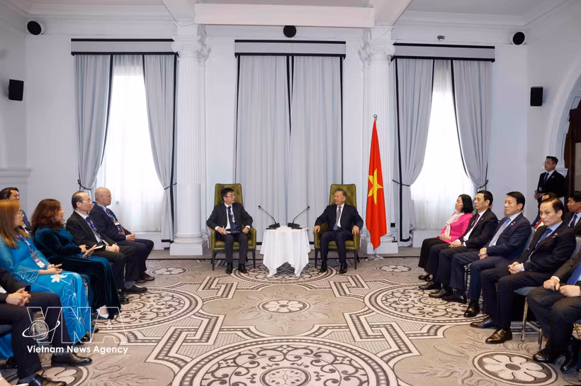 General Secretary of the Communist Party of Vietnam Central Committee and President To Lam (right) receives prominent Vietnamese intellectuals and scientists who are members of the Vietnam-Australia Scholars & Experts Association (VASEA) in Sydney on August 10. (Photo: VNA)