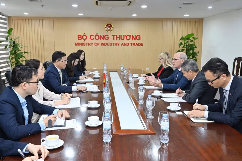 The meeting between Minister of Industry and Trade Le Manh Hung and Canadian Ambassador to Vietnam Jim Nickel in Hanoi on May 11. (Photo: moit.gov.vn)