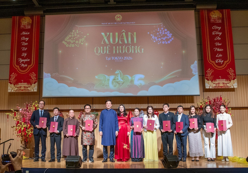 Vietnamese Ambassador to Japan Pham Quang Hieu commends collectives that have made significant contributions to community work in 2025. (Photo: VNA)