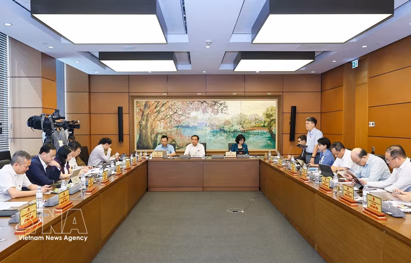 Hanoi's delegation of National Assembly deputies holds group discussions as part of 16th National Assembly's first extraordinary session on August 4. (Photo: VNA)