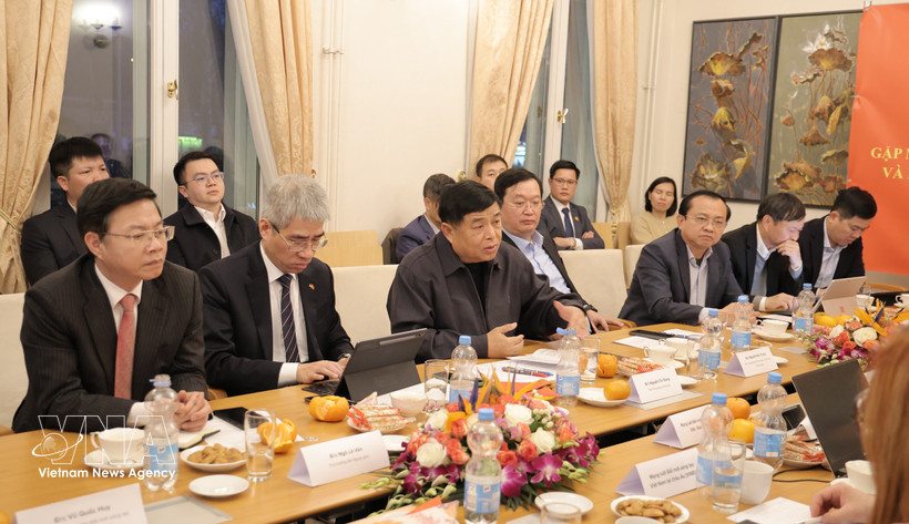 Deputy Prime Minister Nguyen Chi Dung (third, left) speaks at the working session with staff of the Vietnamese Embassy, members of the Vietnam–Germany Innovation Network (VGI), and Vietnamese experts, intellectuals and entrepreneurs in Germany and across Europe (Photo: VNA)