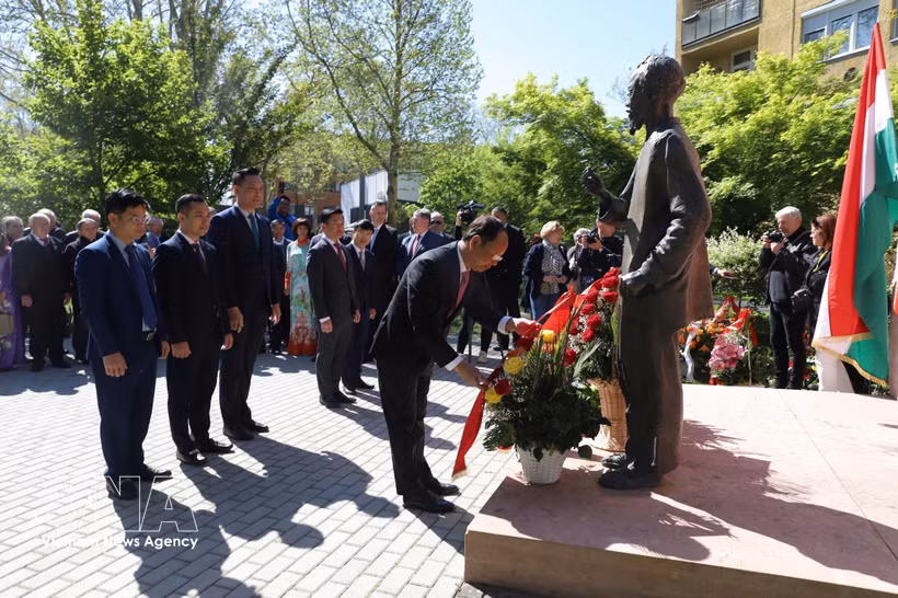 Delegates lay flowers in tribute to President Ho Chi Minh. (Photo: VNA)
